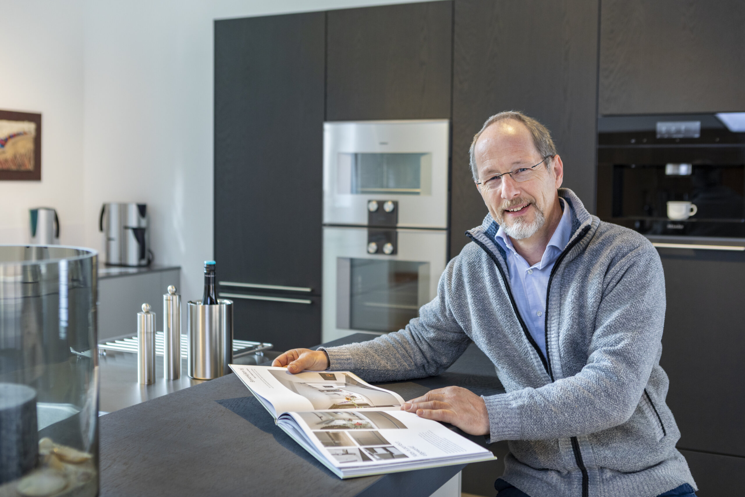 Filip Leenman in de showroom van Stadshaege Keukendesign