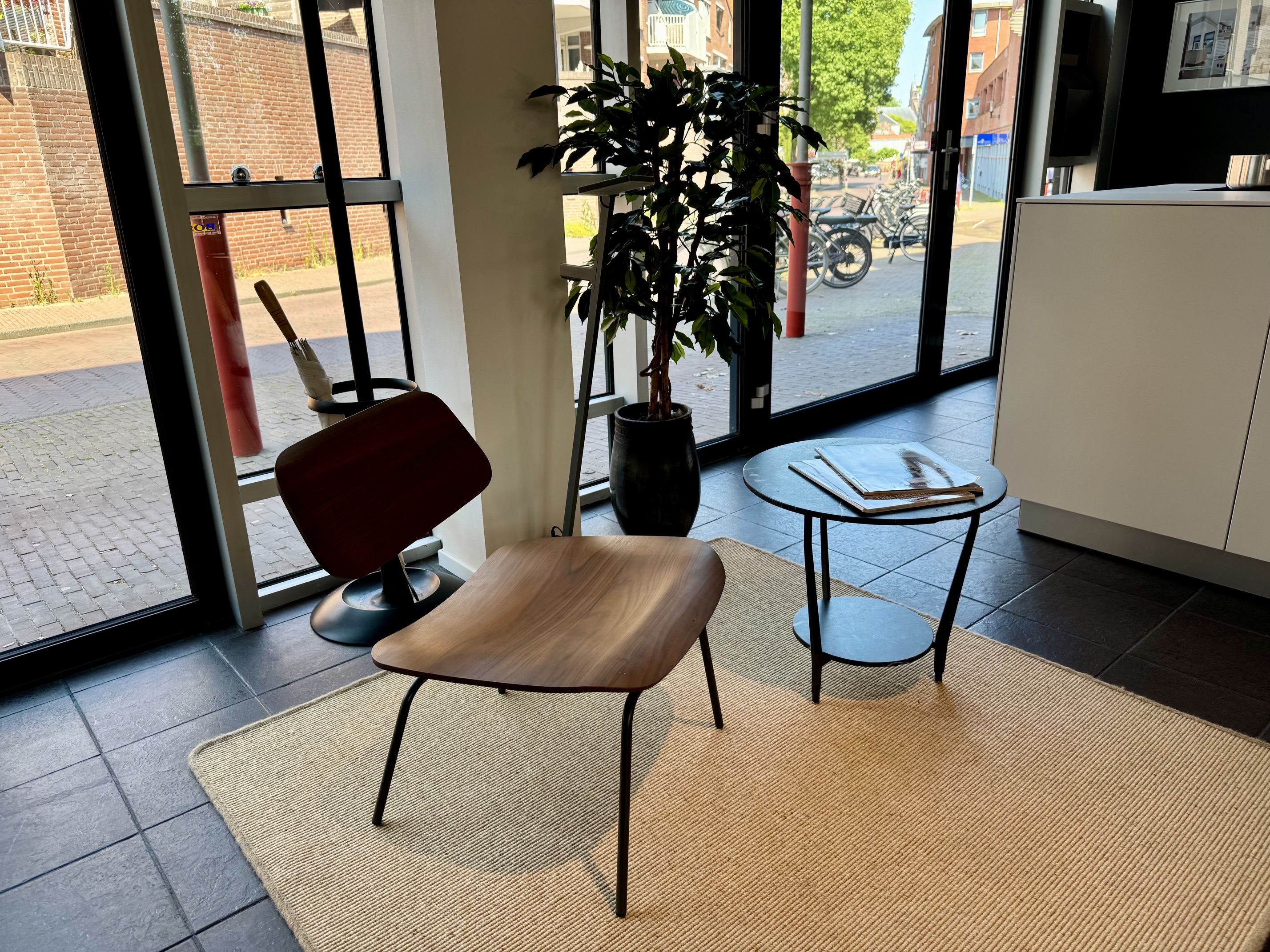 Balance tafel met stoel in noten en marmer