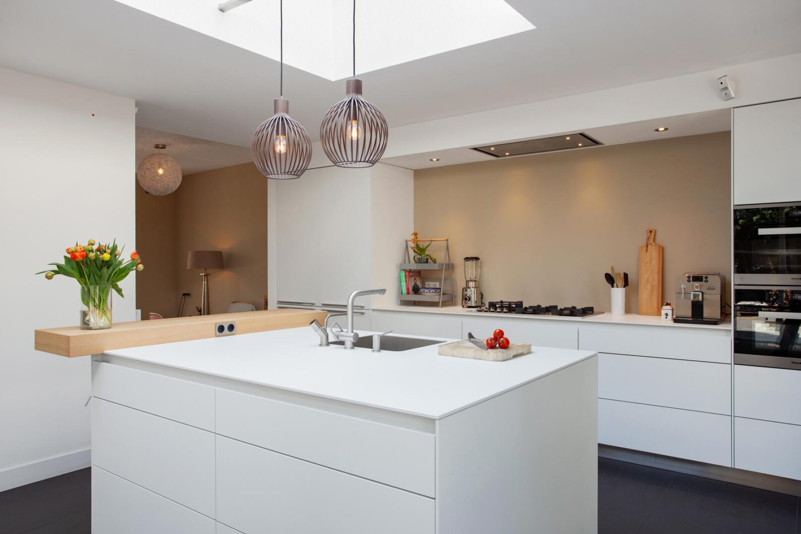 luxe keuken met spoeleiland en houten zitbar