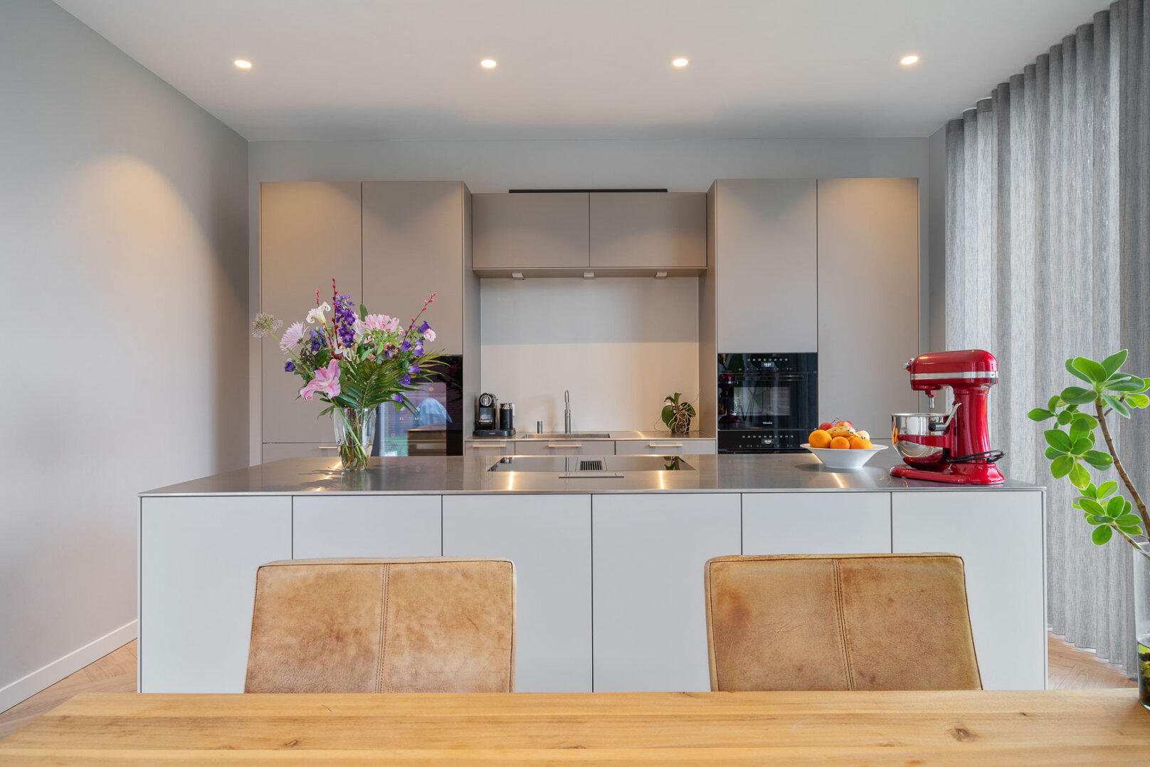 luxe bulthaup greeploze keuken met kiezel, flint en rvs blad
