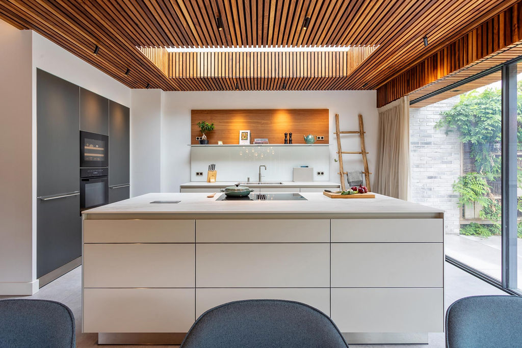 Japandi stijl keuken wit met noten en dekton kookeiland