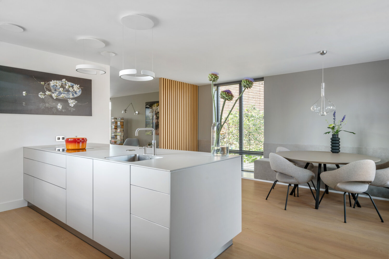 design keuken met schiereiland en aluminium grijze hoge kasten