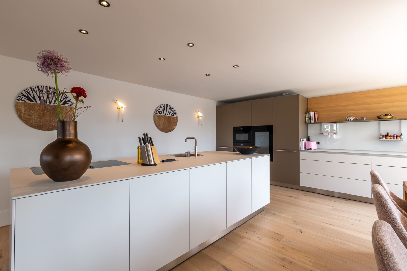 luxe keuken met kookeiland en koffienis