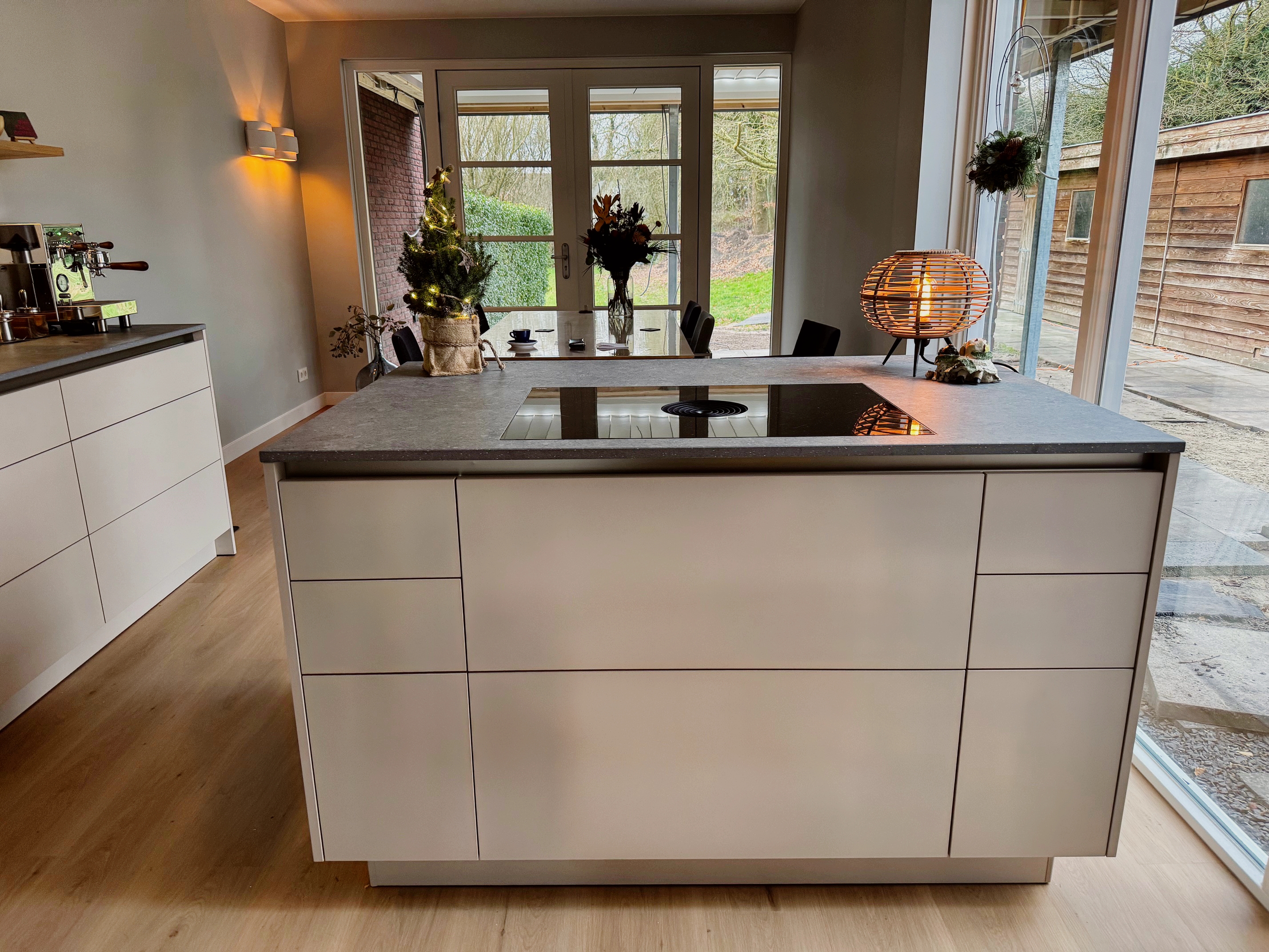 bm sandbeige met Dekton Grafite blad
