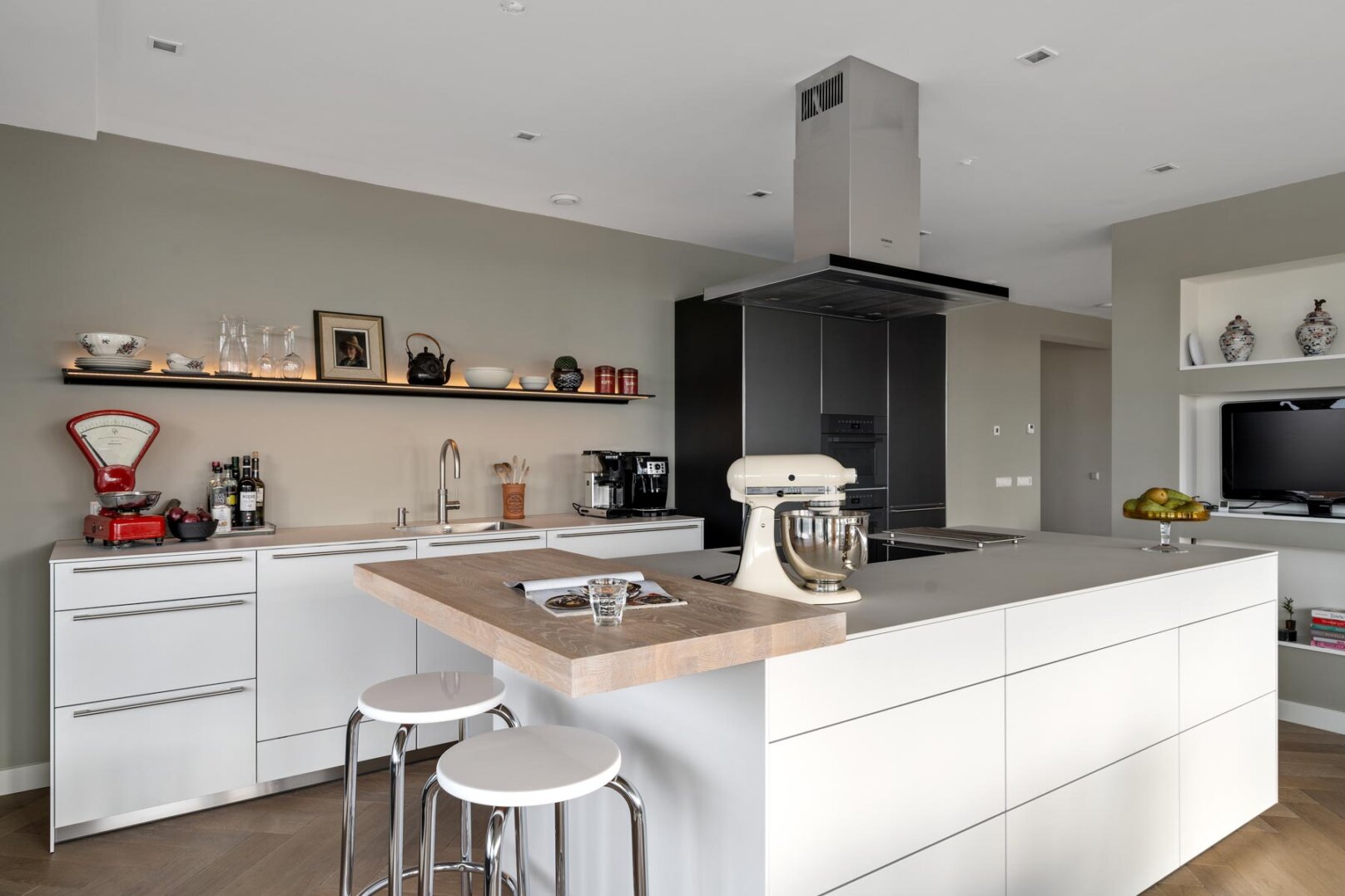 exclusieve bulthaup keuken met zitbar en donker alumium