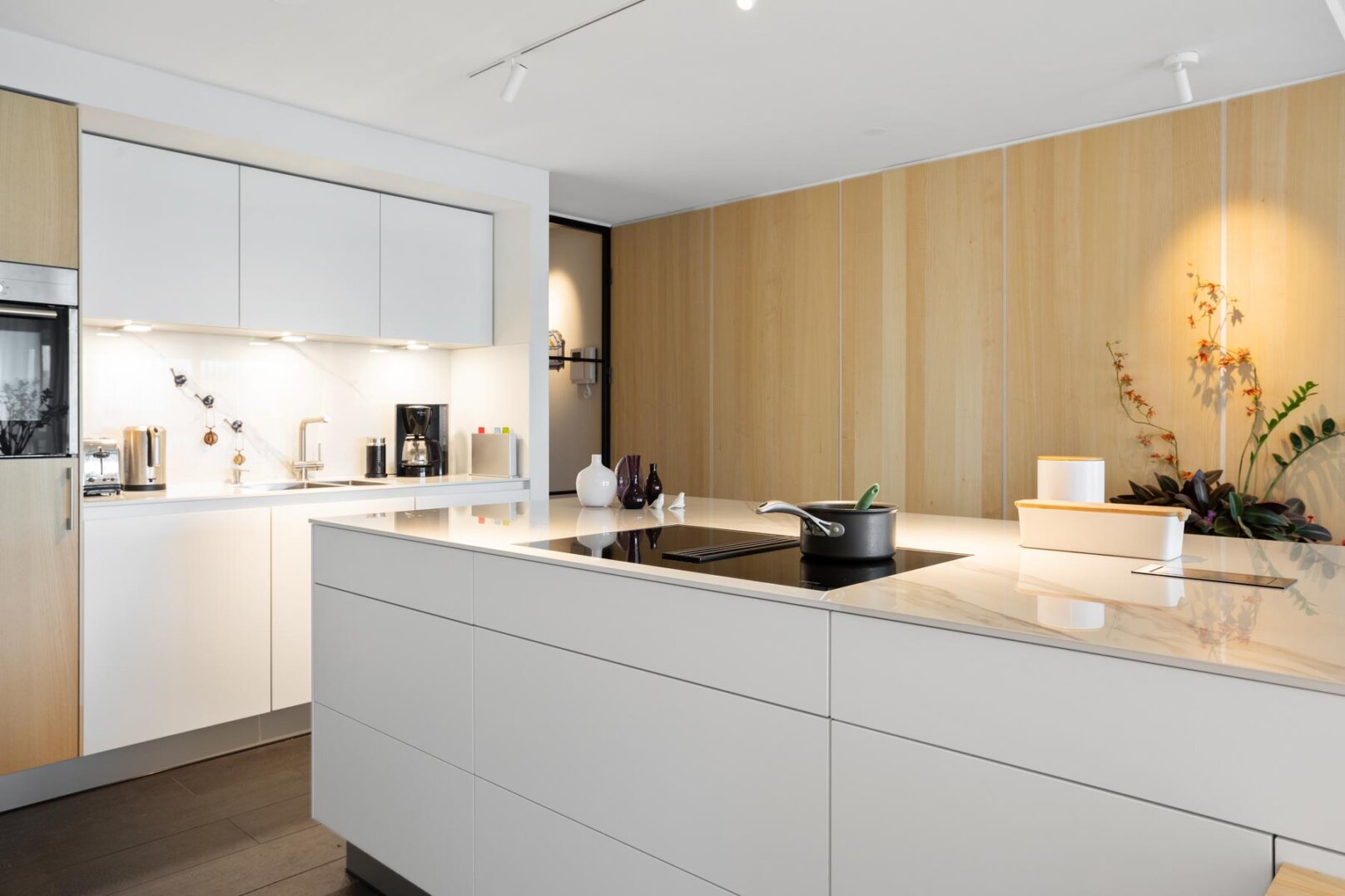tijdloze design keuken met essen en dekton marmer blad in Utrecht