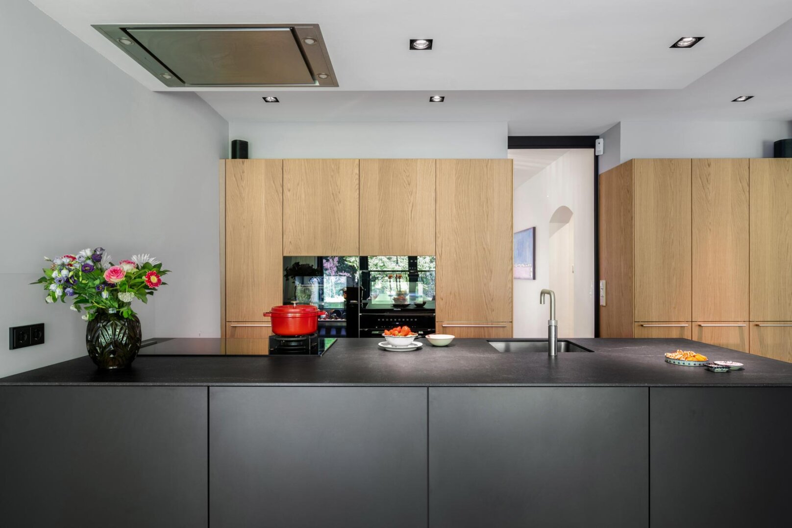unieke design keuken in antraciet met eiken hogekasten en dekton blad