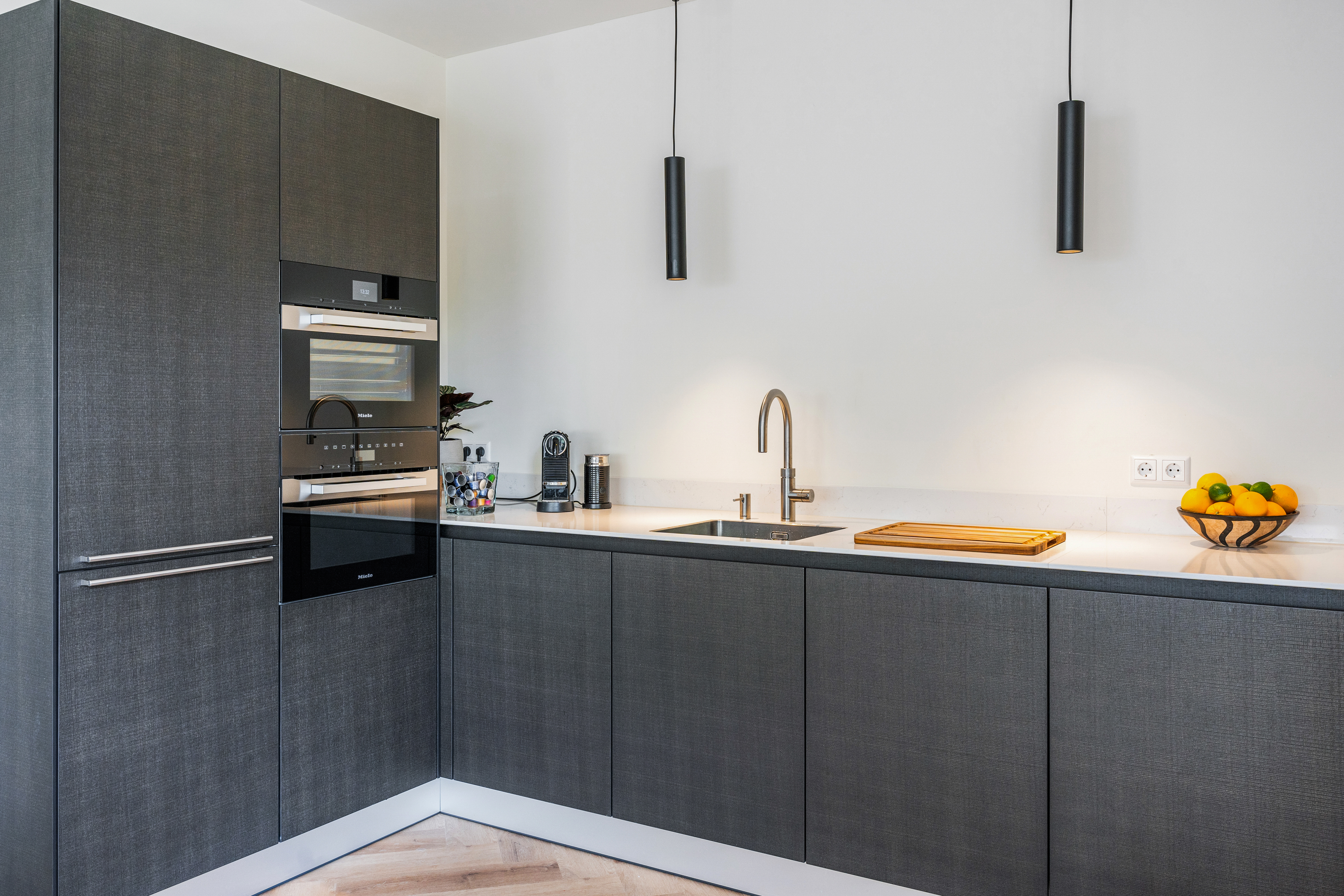 hotel-chic greeploze keuken in zwartbruin eiken met marmer blad
