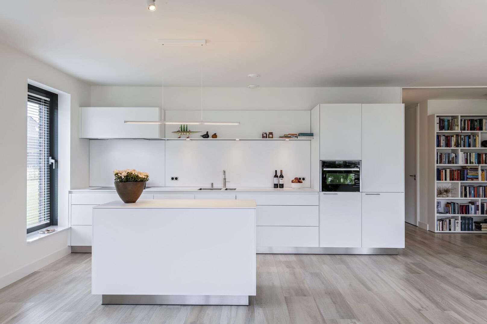 minimalistische witte design keuken in Huizen