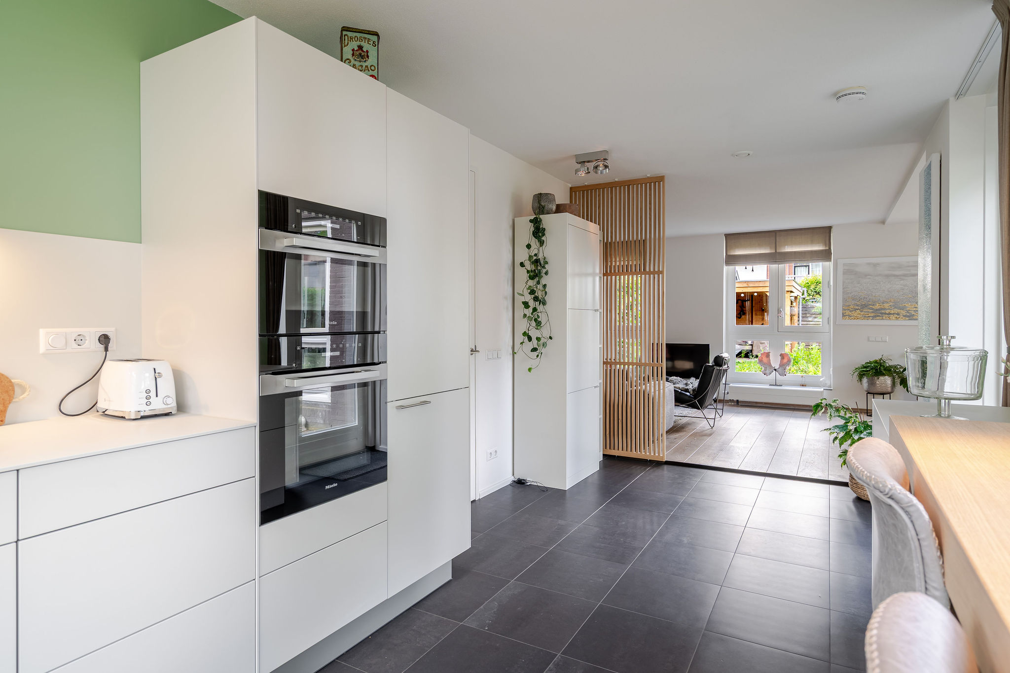 creatieve keuken met barblad voor raam kaolin U-opstelling met eiken barblad