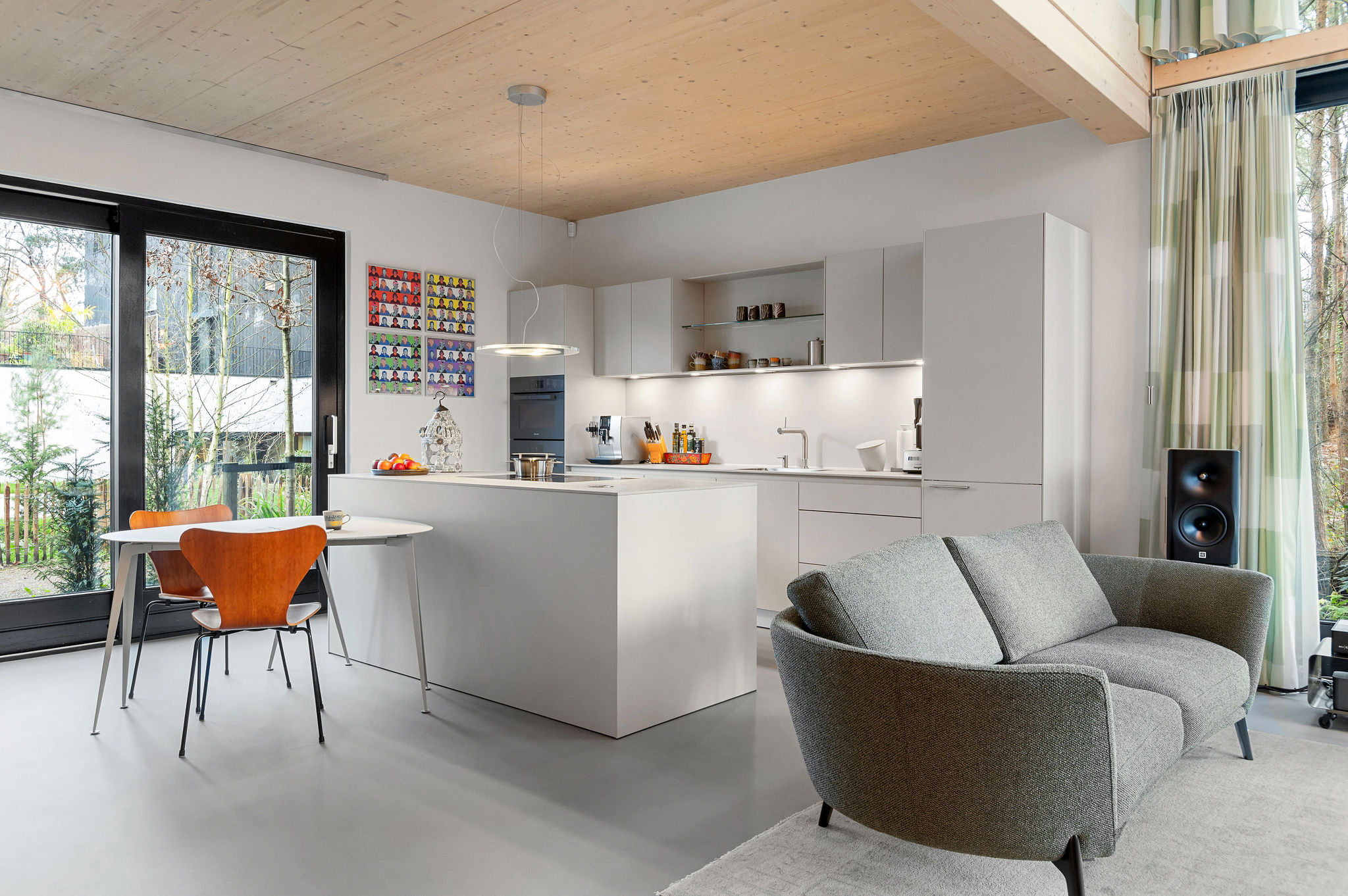unieke keuken in kiezel met Dekton Pietra en Extendo tafel