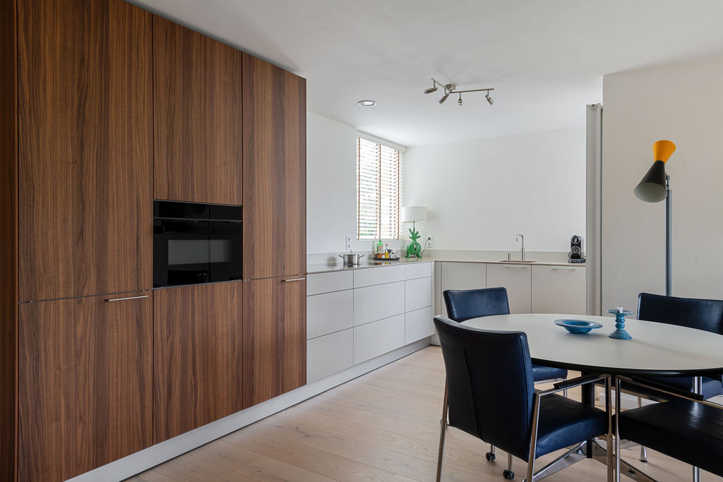 luxe maatwerk keuken met noten en kiezel en bulthaup tv meubel