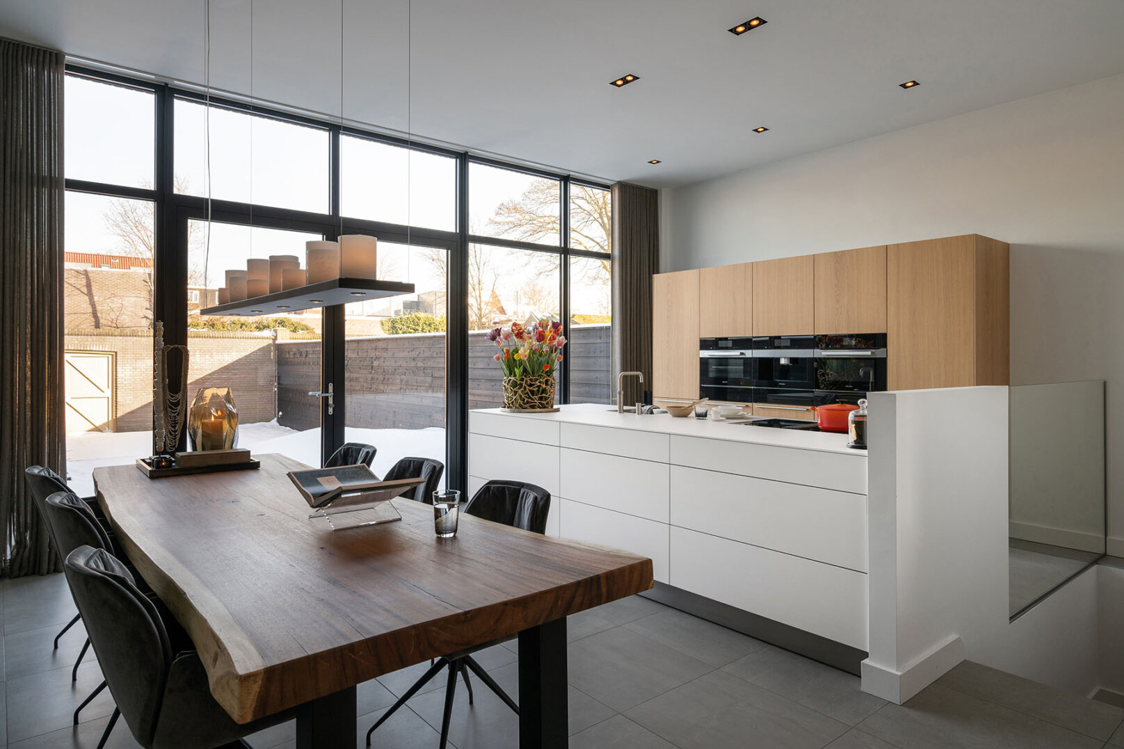 premium bulthaup keuken met wit kookeiland en eiken naturel