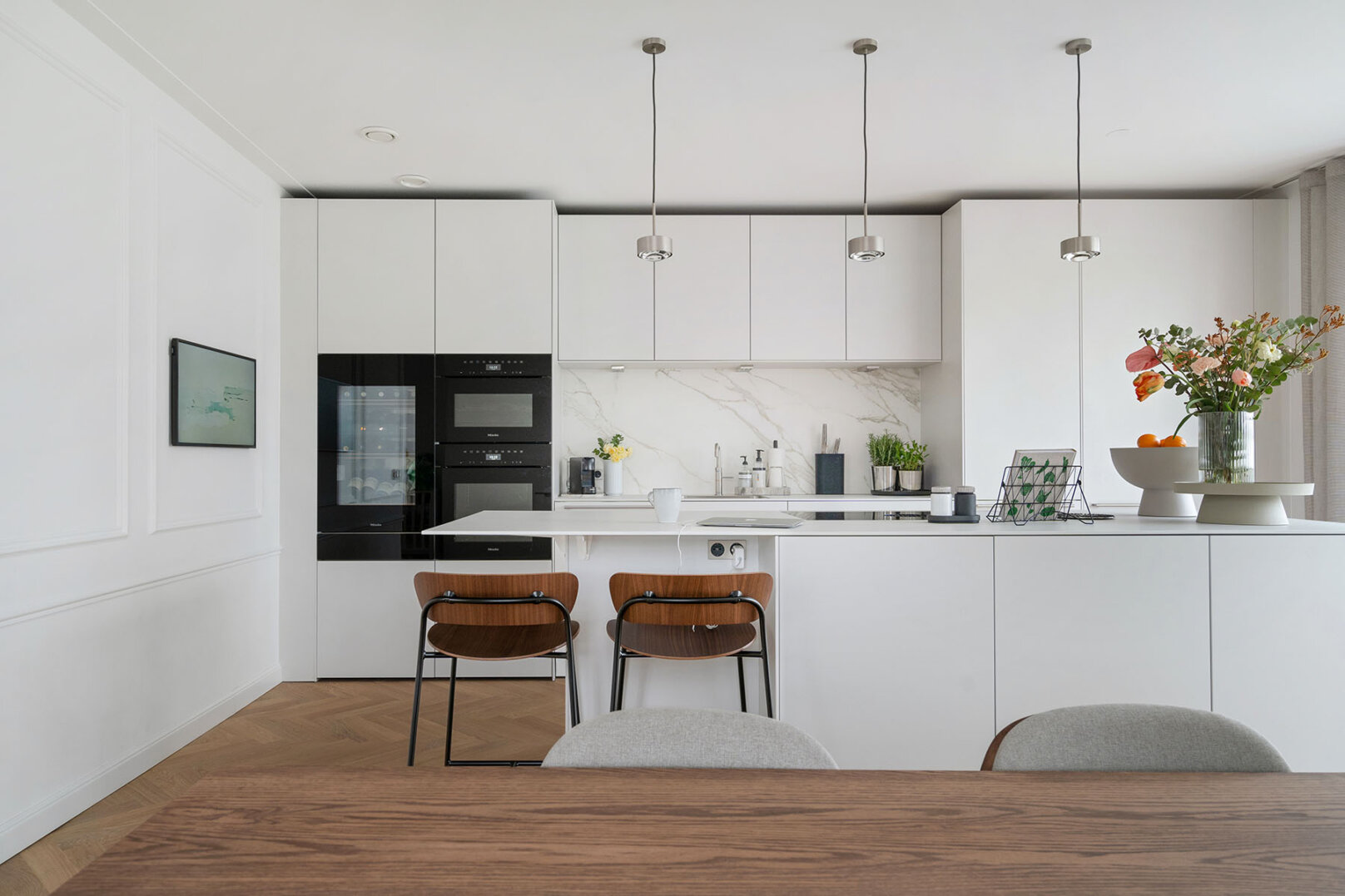 exclusieve keuken met zit- en kookeiland en marmer