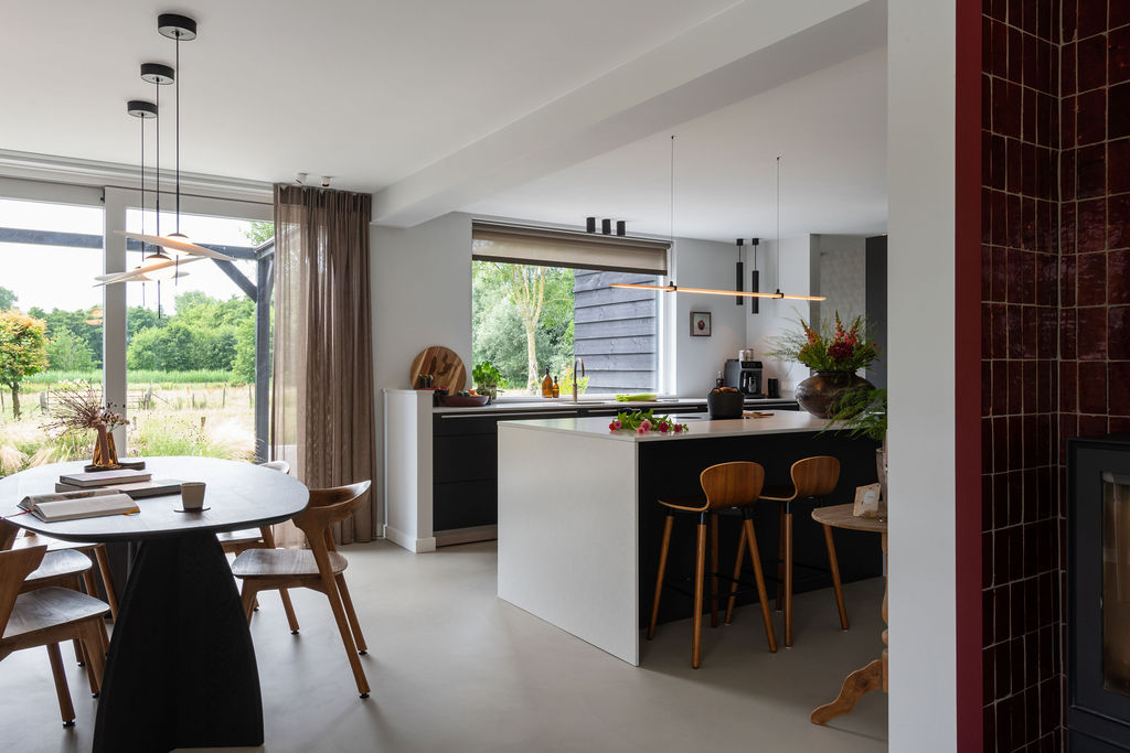 exclusieve design keuken in zwart eiken met marmer blad